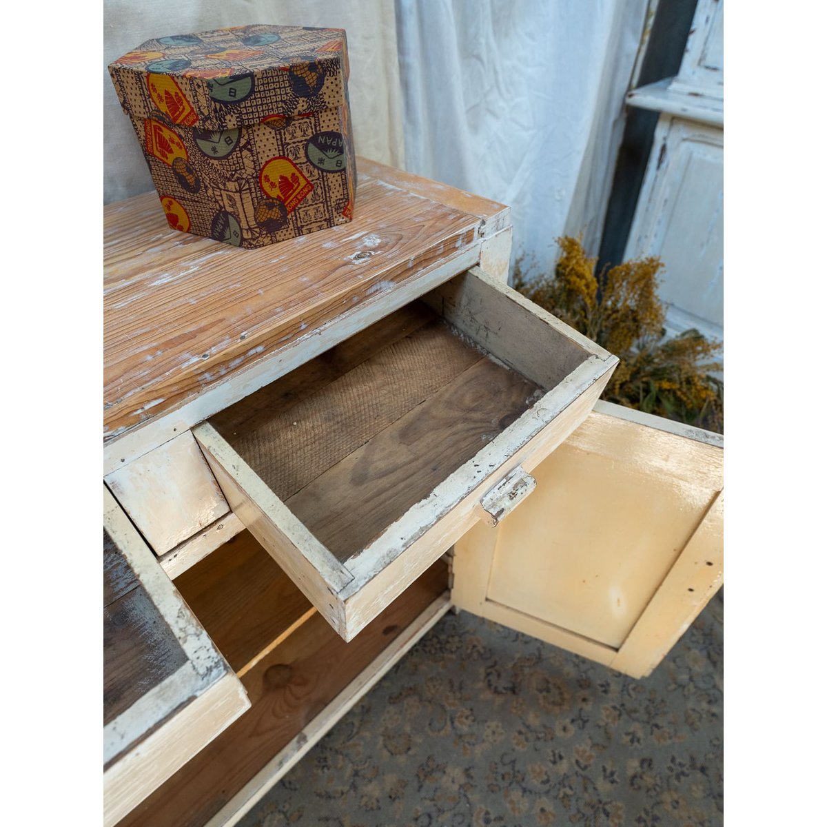 Buffet parisien blanc patiné Gilbert N°820 - Bon état blanc, DEBONGOUT