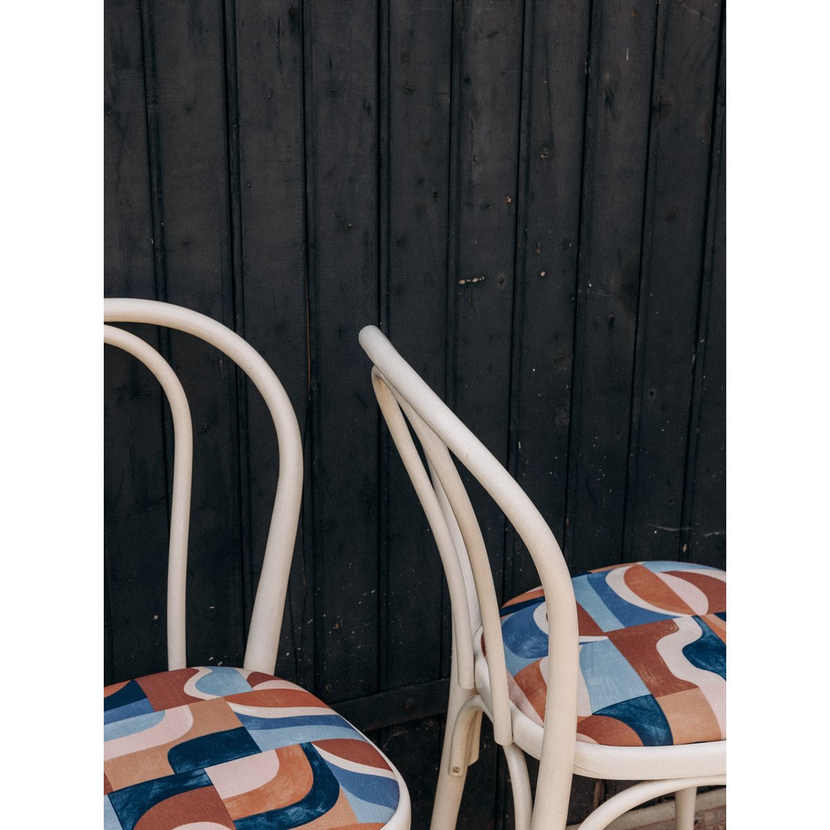 Paire de 2 chaises retapisées au tissu géométrique Alma N°1620 - Bon état blanc, DEBONGOUT