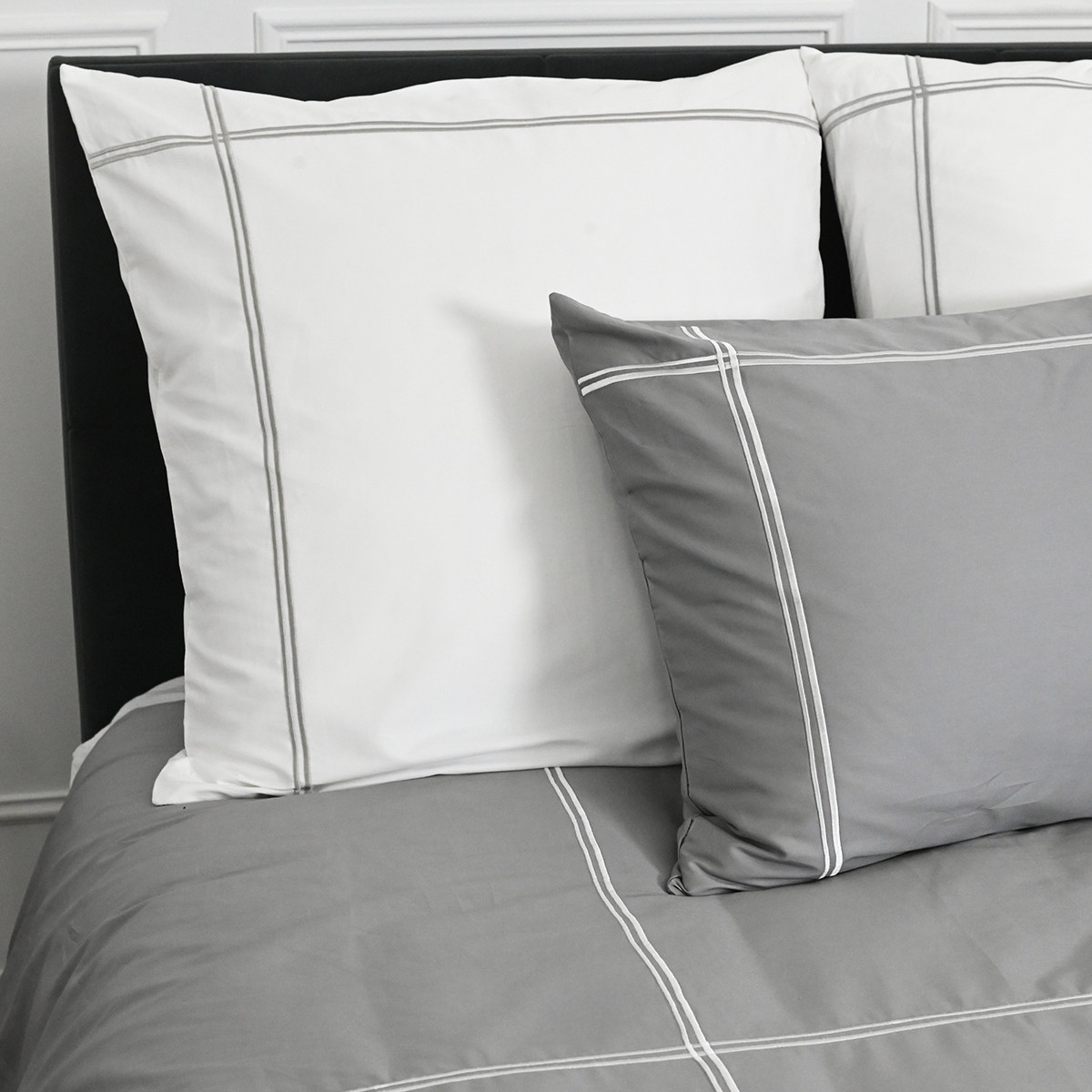 Lot de 2 taies d'oreiller satin de coton 120 fils PAVILLON ROYAL blanc/gris, SENSEI MAISON