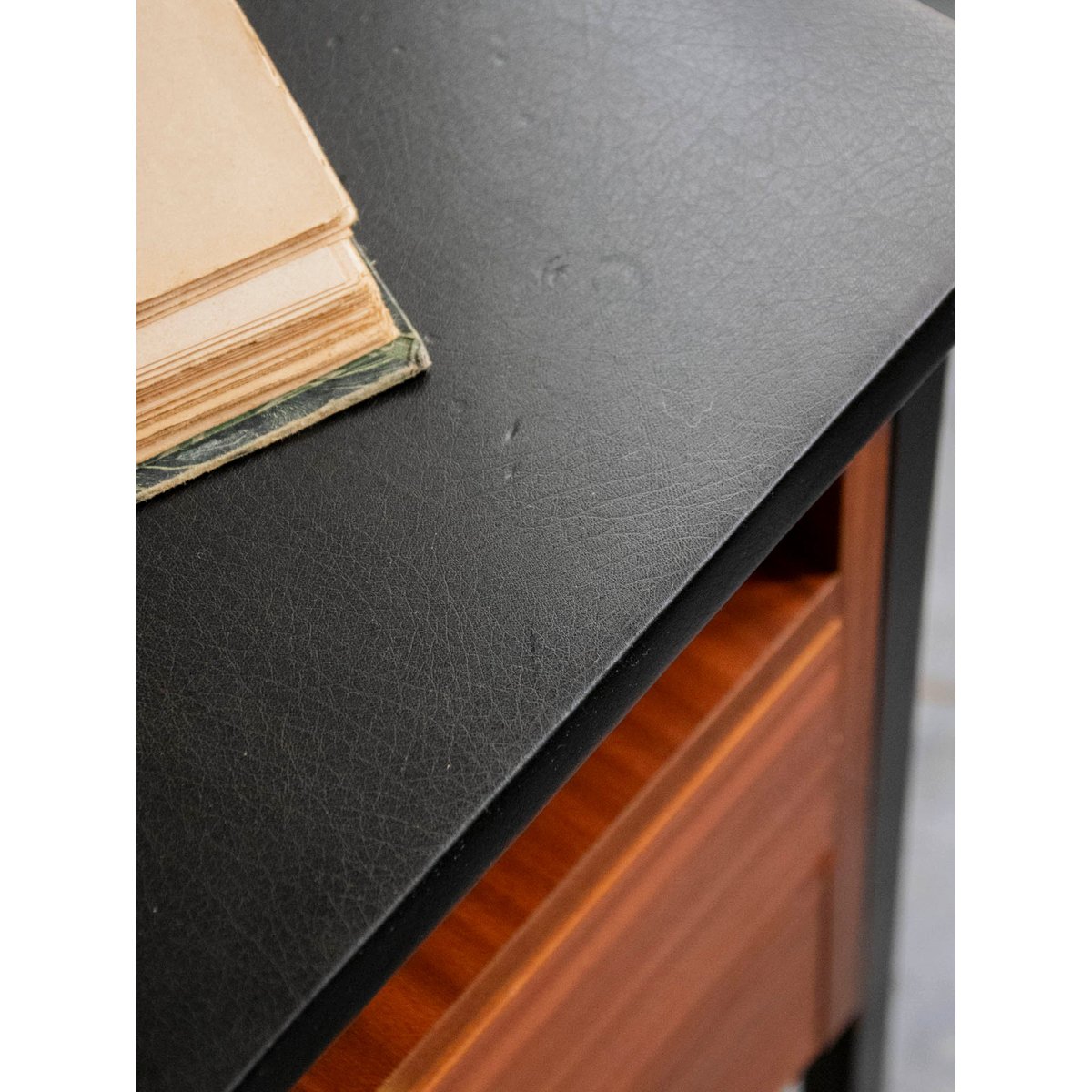 Bureau scandinave au plateau en simili cuir Yvan N°557 - Bon état bois foncé, DEBONGOUT