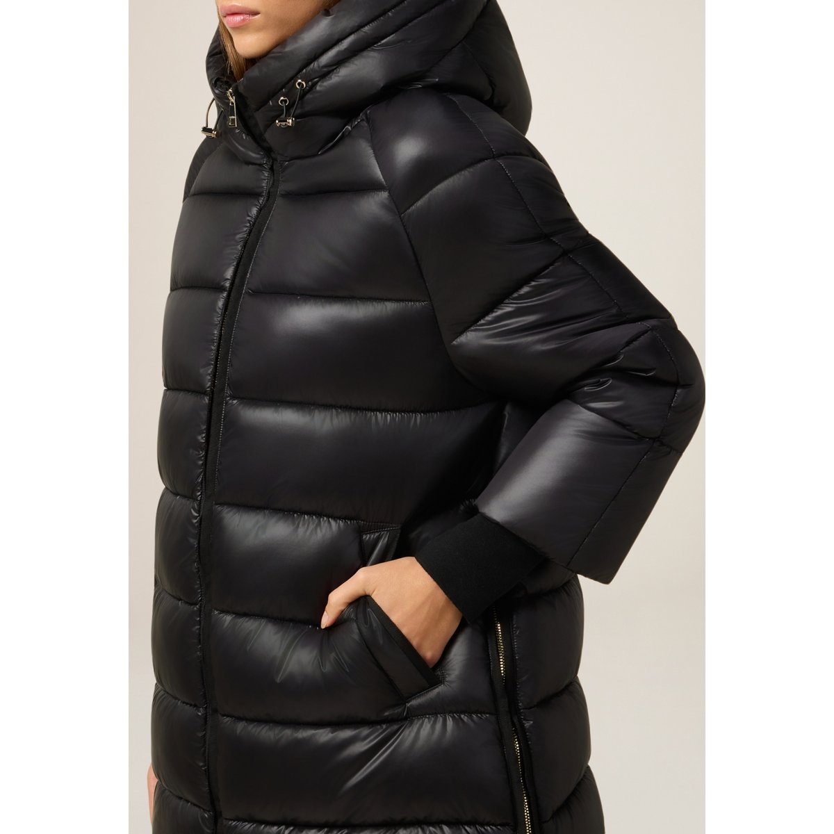 Veste matelassée midi avec capuche noir, OLTRE