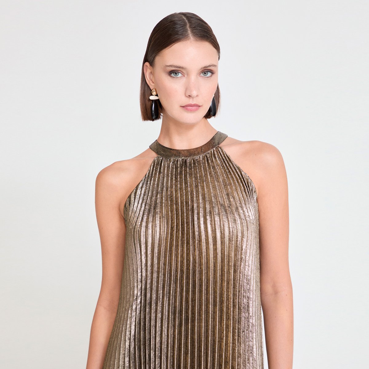 Robe longue plissée effet métallisé à col licou doré, LOLA CASADEMUNT