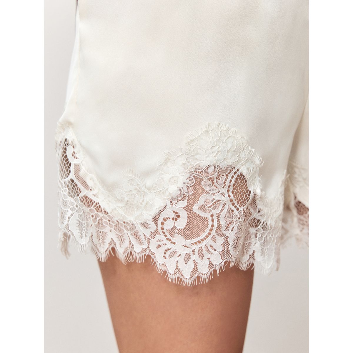 Short en satin avec liseré dentelle champagne doré, NEXT