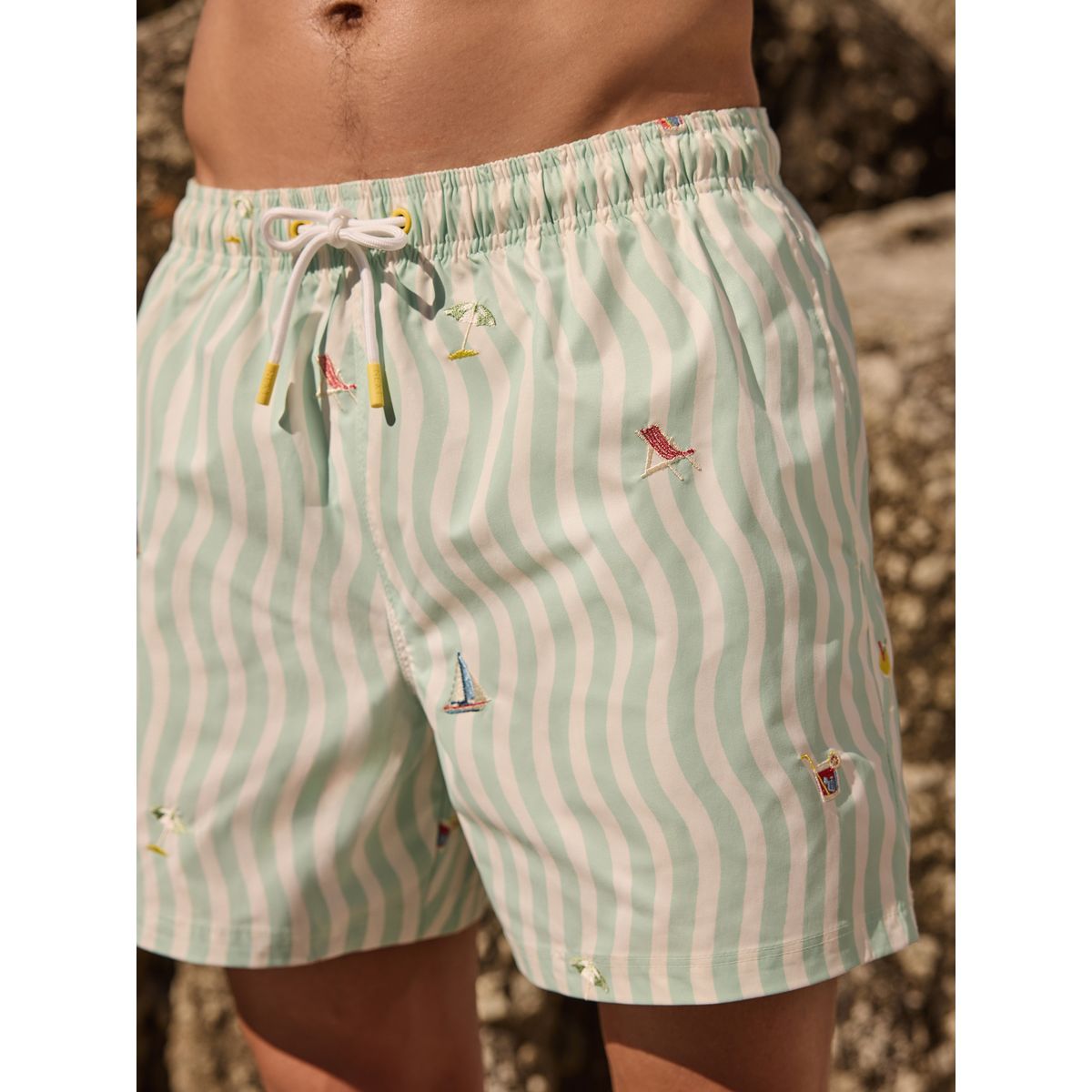 Short de bain à vagues brodées 5 pouces sauge/écru, NEXT