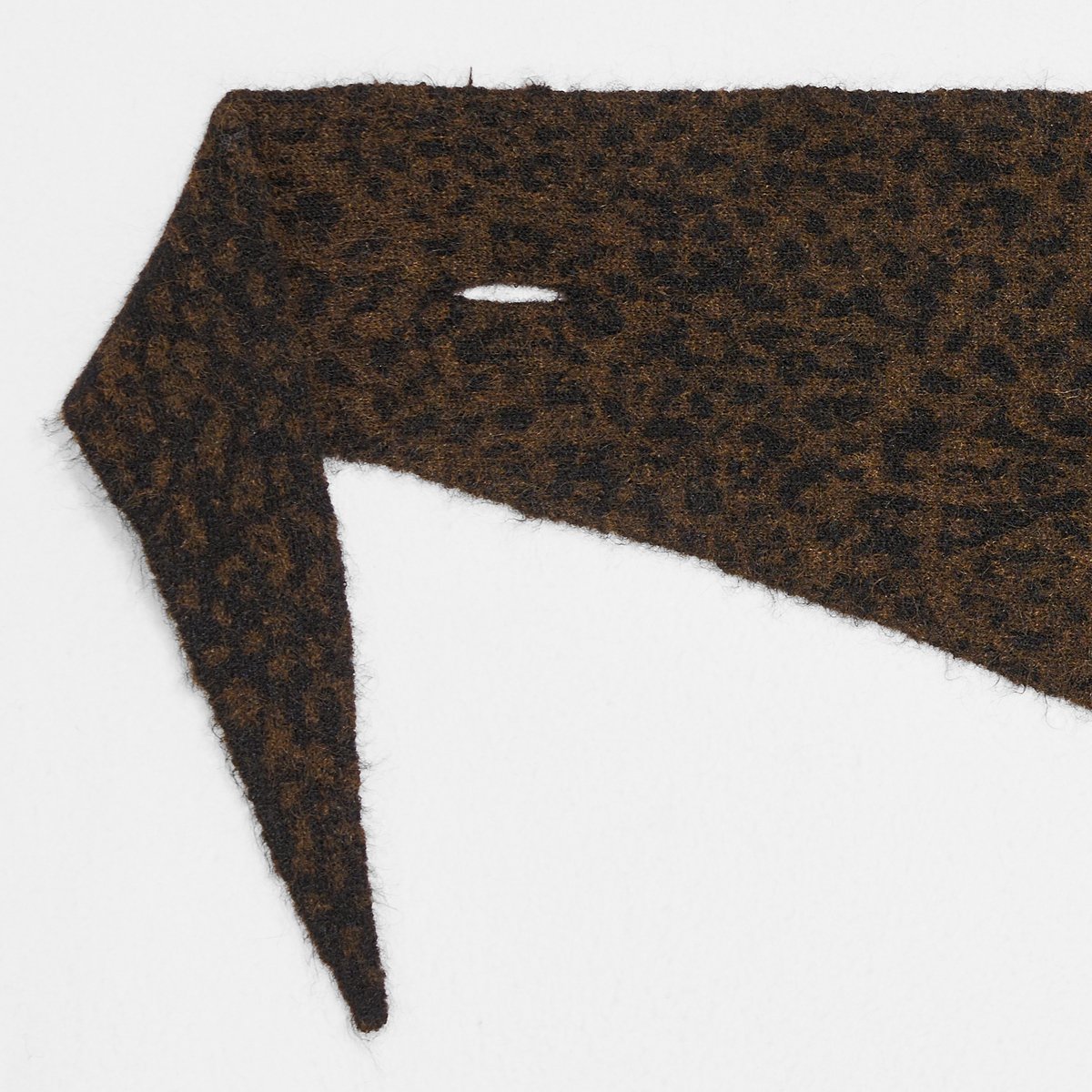 Écharpe triangle léopard en maille marron, GRAIN DE MALICE