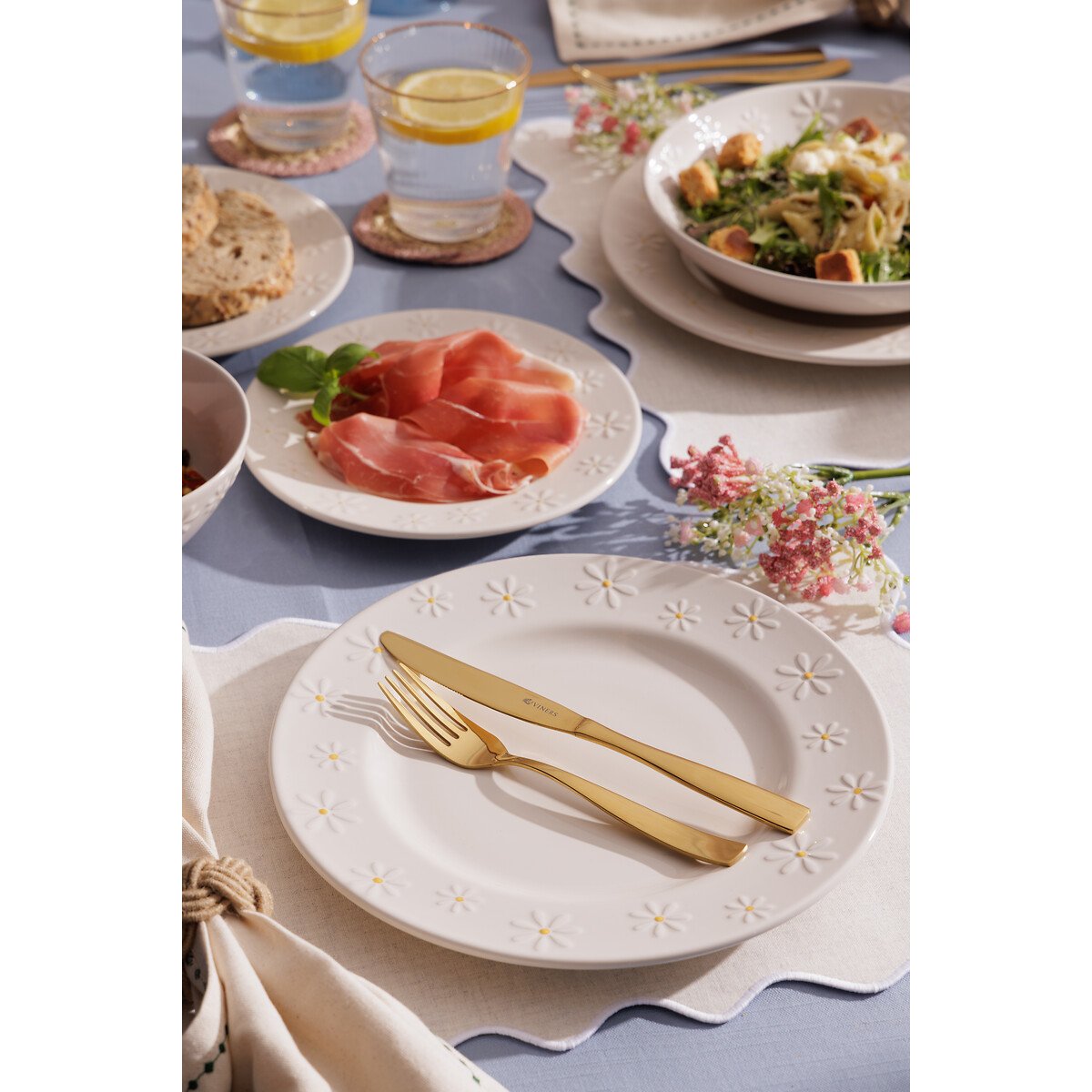 Set of 4 Daisy Dinner Plates white, PRICE & KENSINGTON