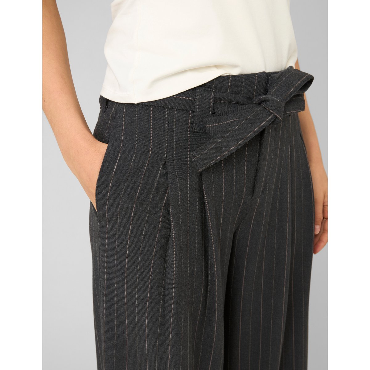 Pantalon en flanelle ceinturé à rayures gris anthracite, BZB