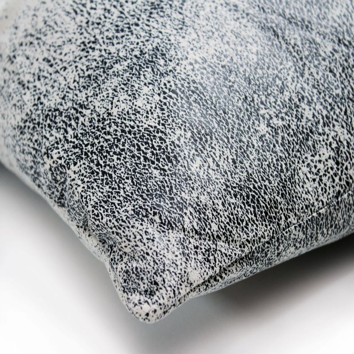 Coussin déhous aspect cuir HAVANE blanc, THE DECO FACTORY