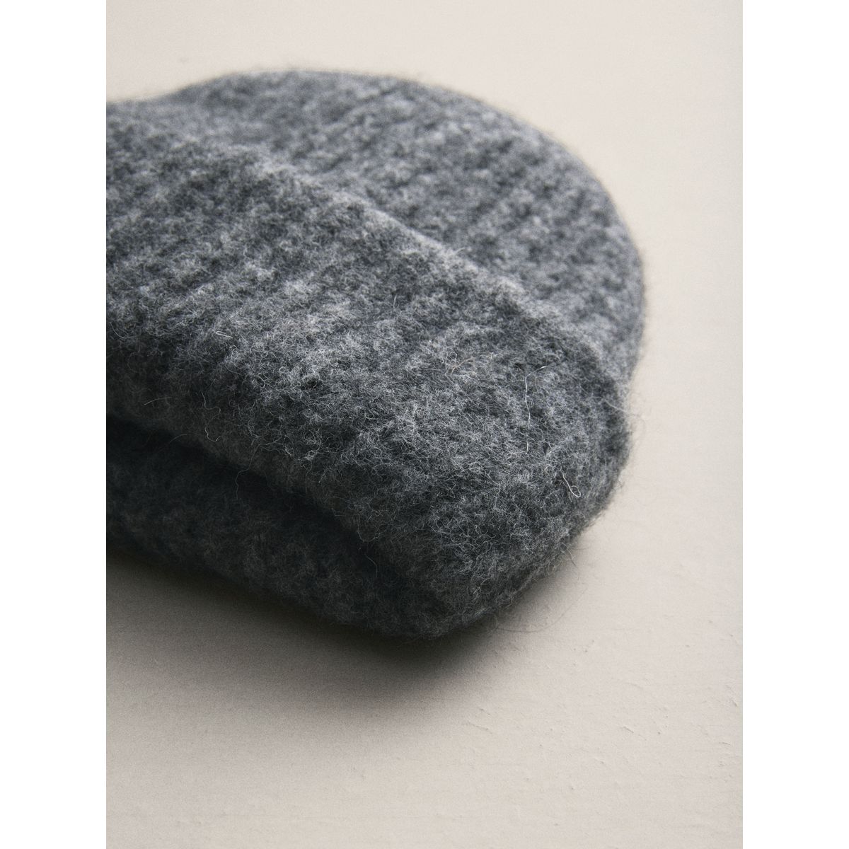 Bonnet côtelé avec laine d’alpage ras gris anthracite, NEXT