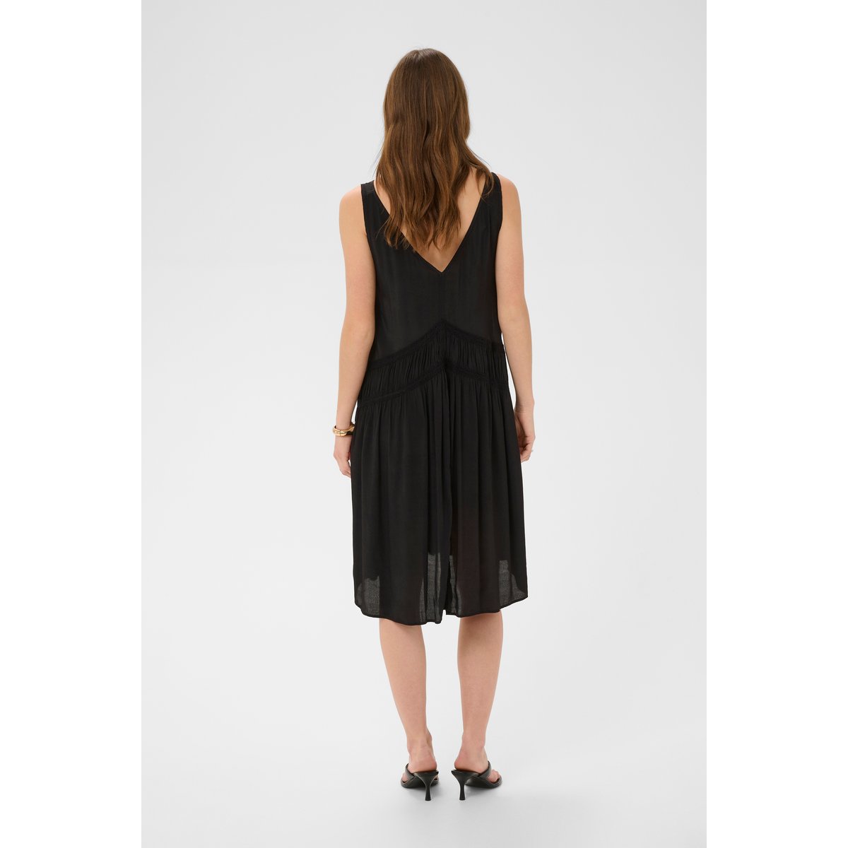 Robe noir, SOAKED IN LUXURY