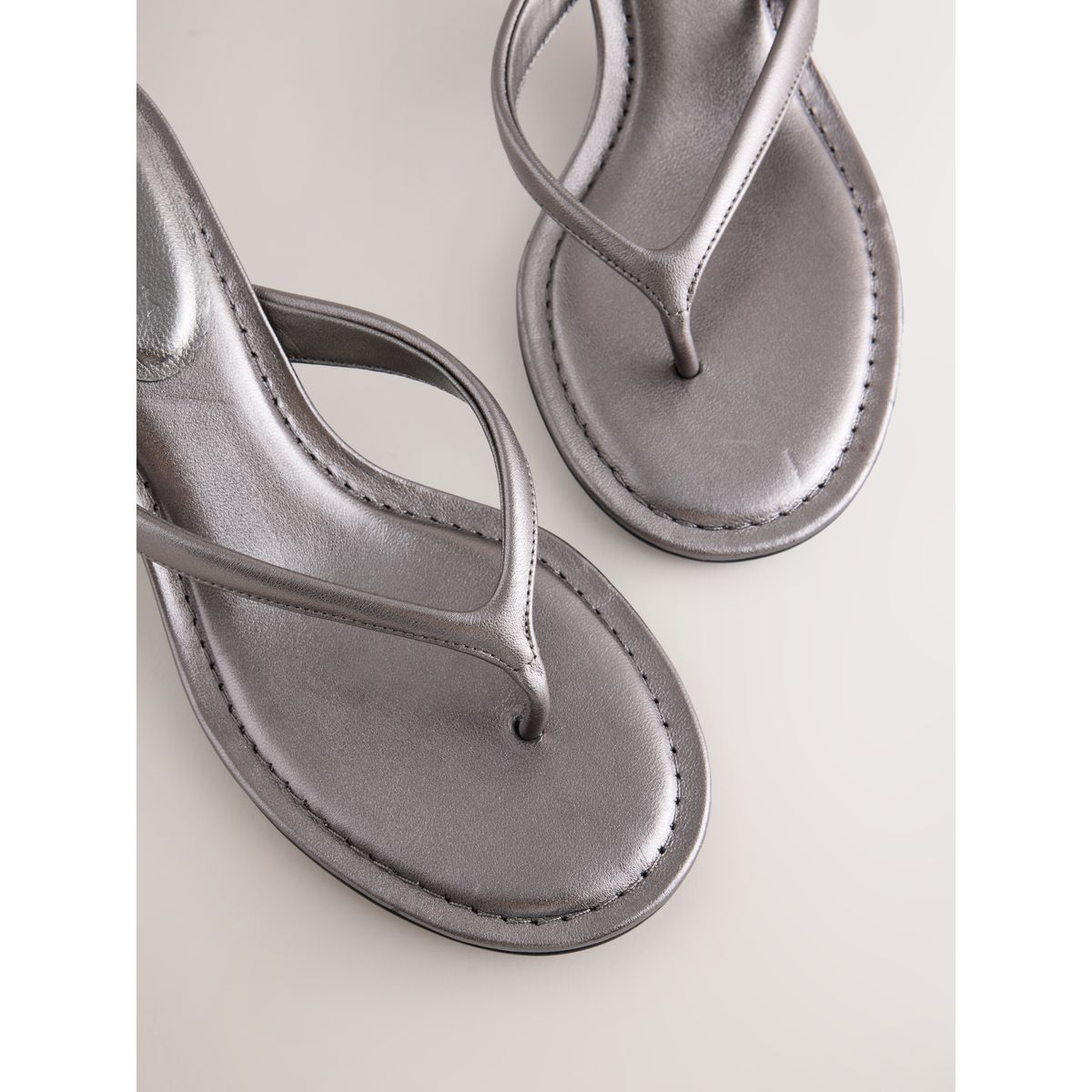 Chaussures cuir à entredoigt forever comfort® étain, NEXT