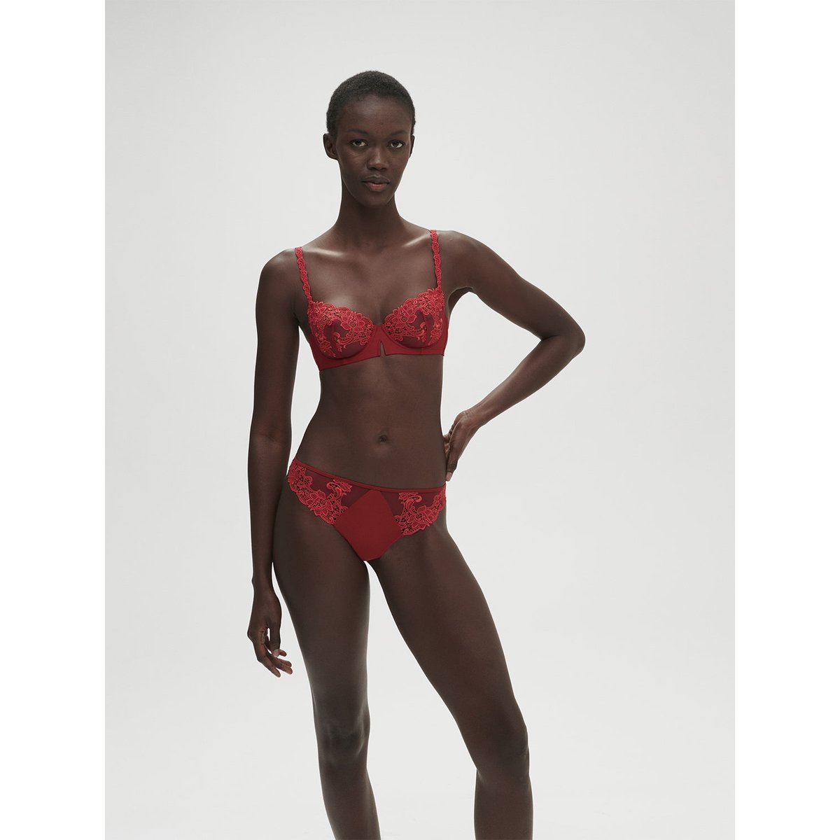 String, SAGA rouge, SIMONE PERELE
