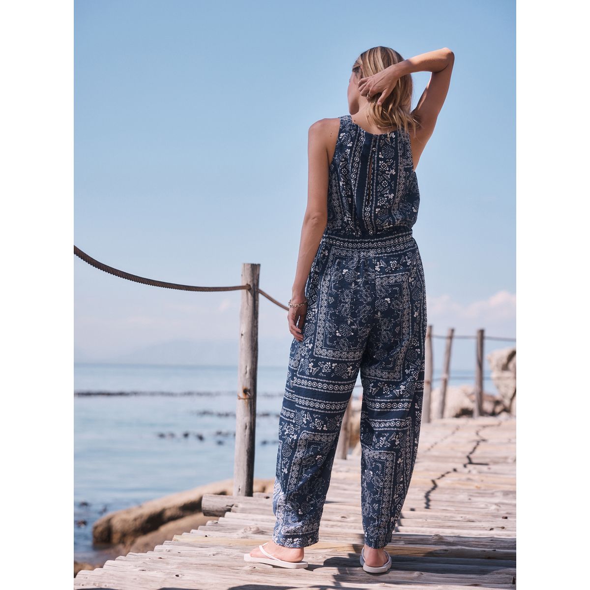 Combi-pantalon ample à col carré imprimé bandana bleu/écru, NEXT