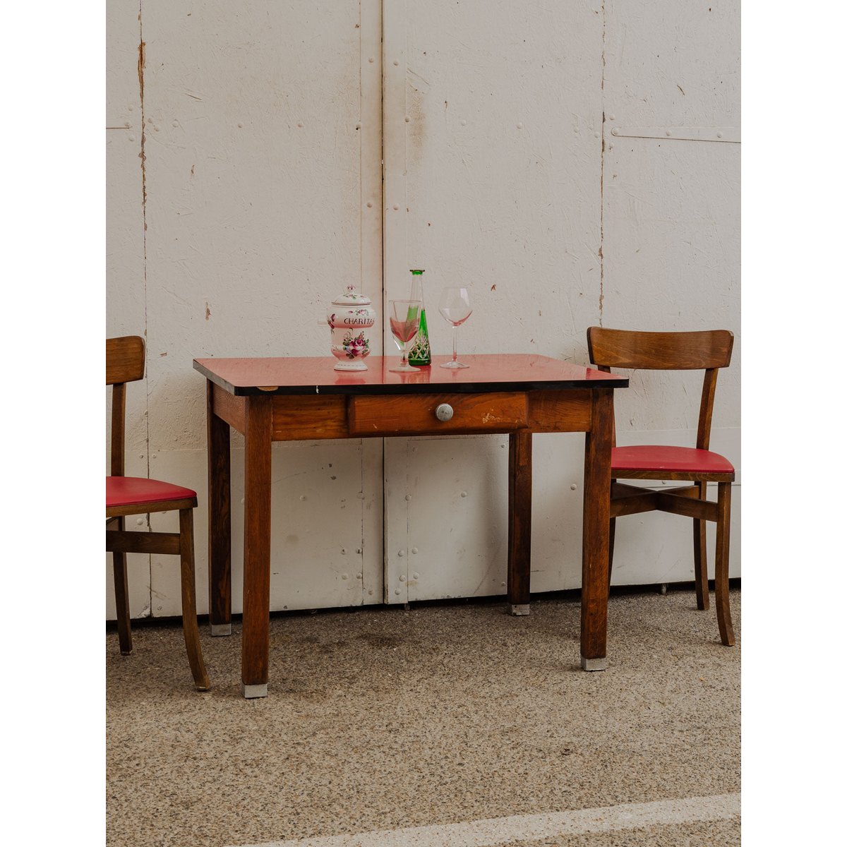Table à manger en bois et formica rouge Karla N°1180 - Bon état bois foncé, DEBONGOUT