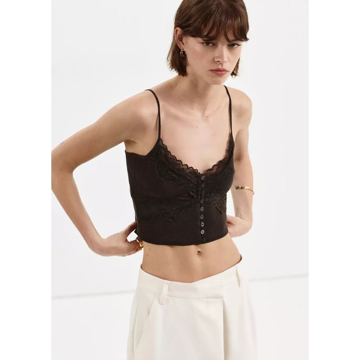 Top crop en maille fine dentelle chocolat, MANGO