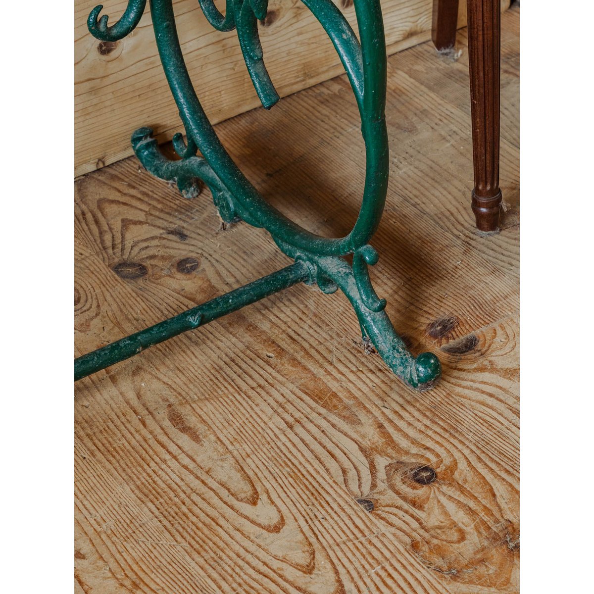 Table d'appoint en bois et fer vert Francine N°945 - Bon état vert, DEBONGOUT