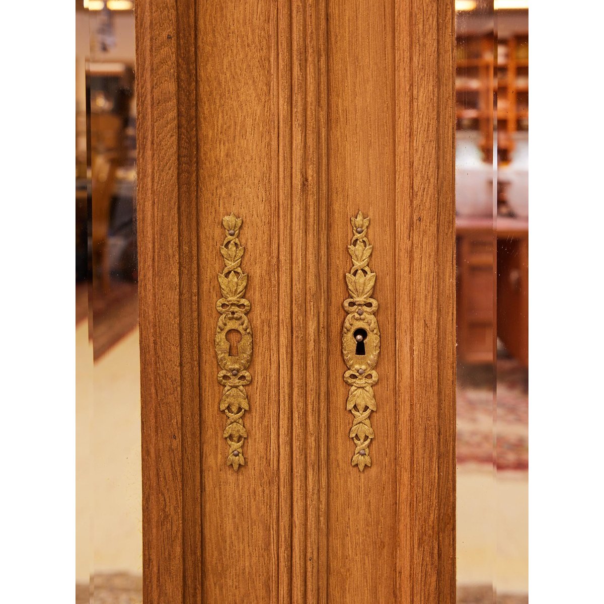 Vitrine en bois sablé Victoria N°1334 - Bon état bois clair, DEBONGOUT