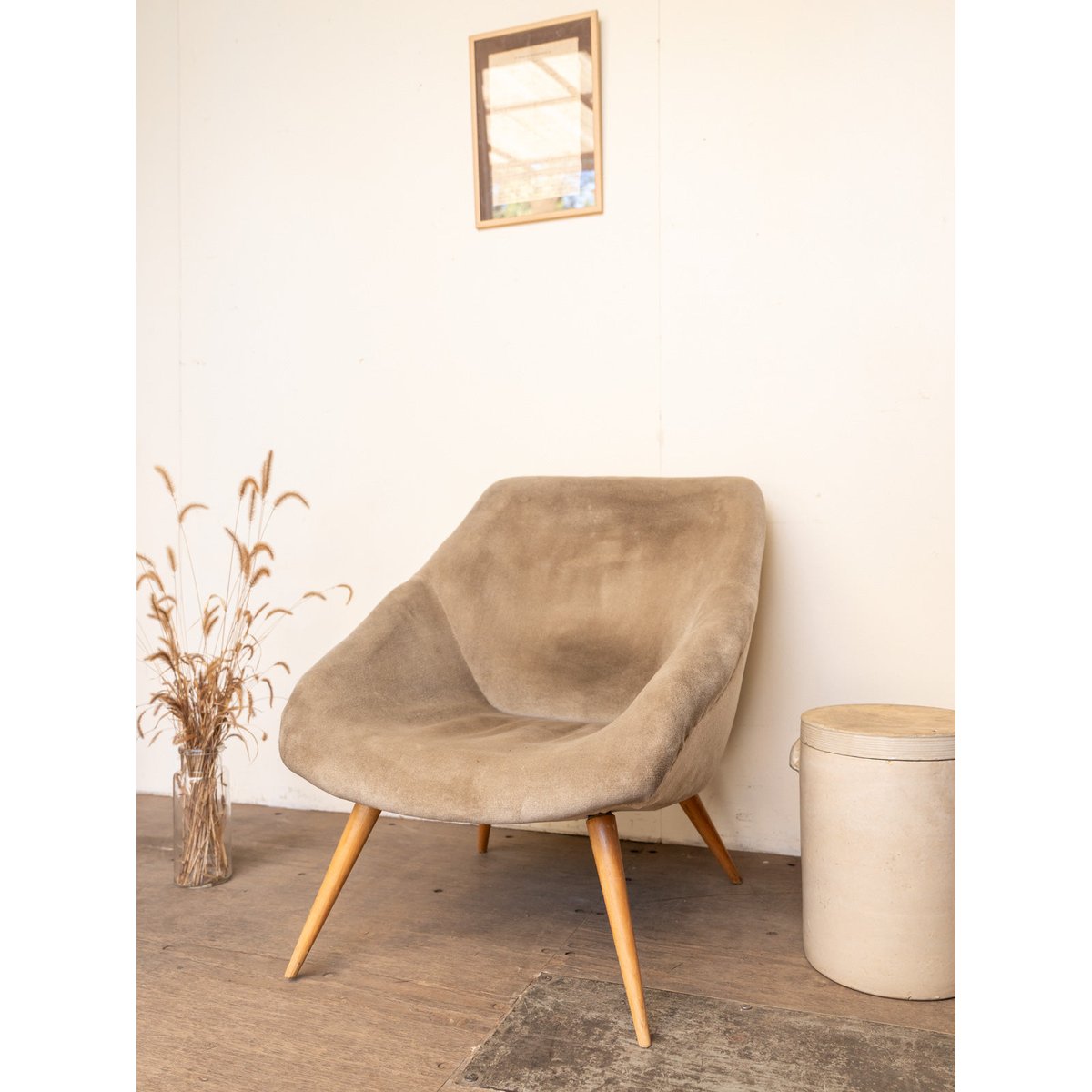 Fauteuil en bois et velours beige Ernest N°1548 - Bon état bois clair, DEBONGOUT