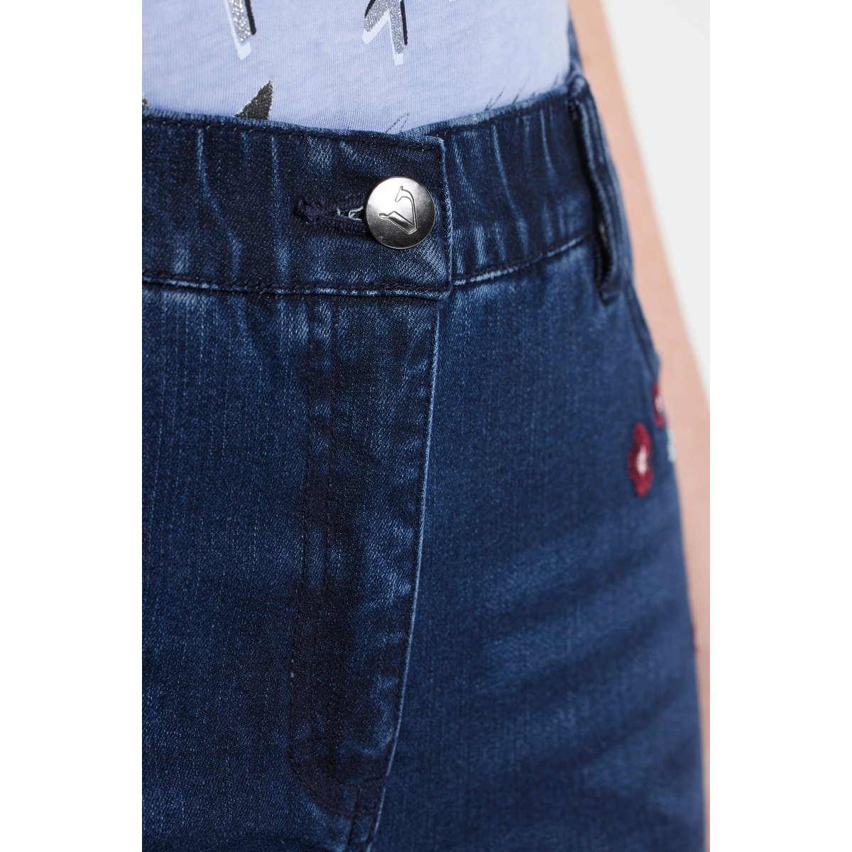 Corsaire en jean Sarah. Broderies florales bleu jean, ULLA POPKEN