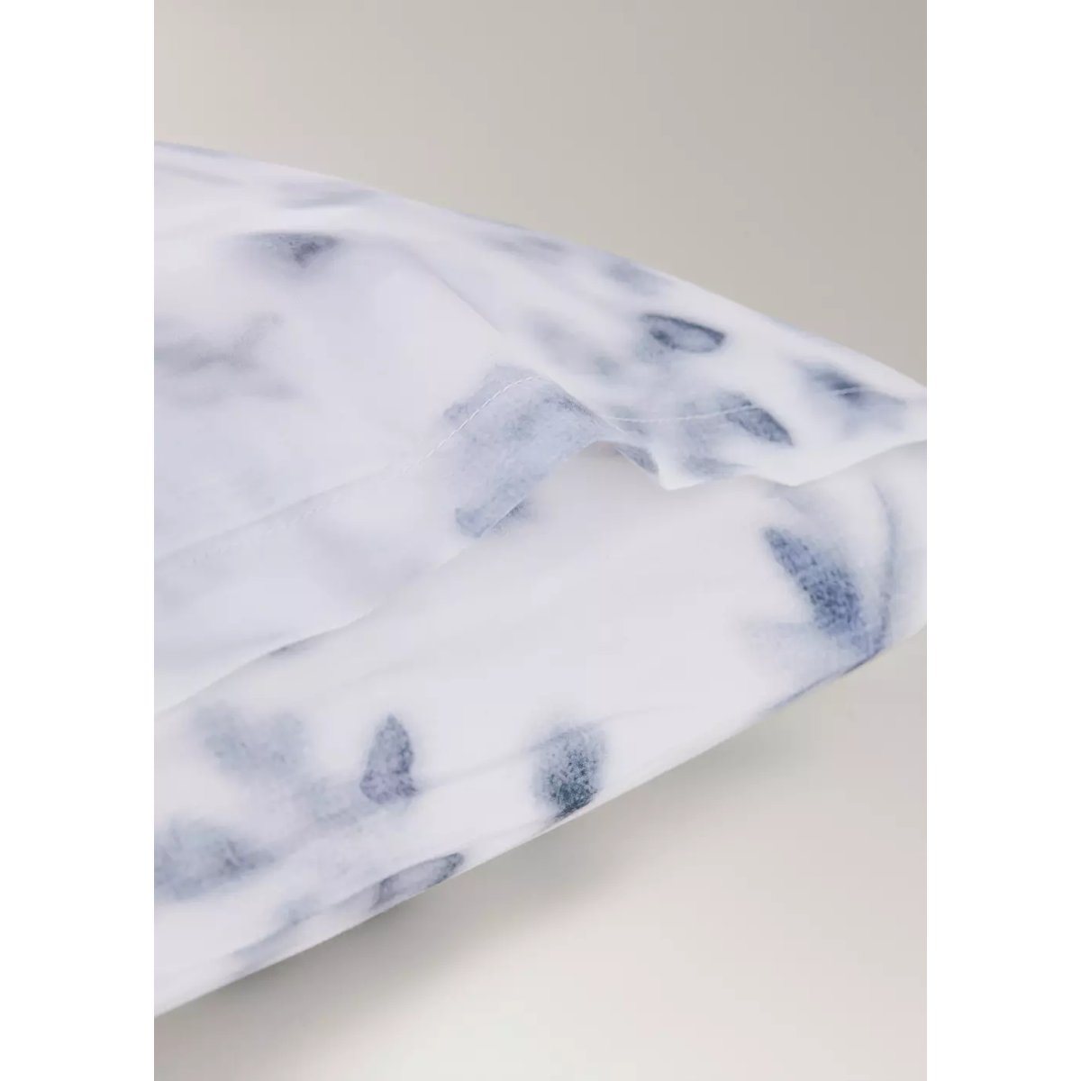 Deux taies d’oreiller percale fleur estompée 50x75 cm bleu, MANGO HOME