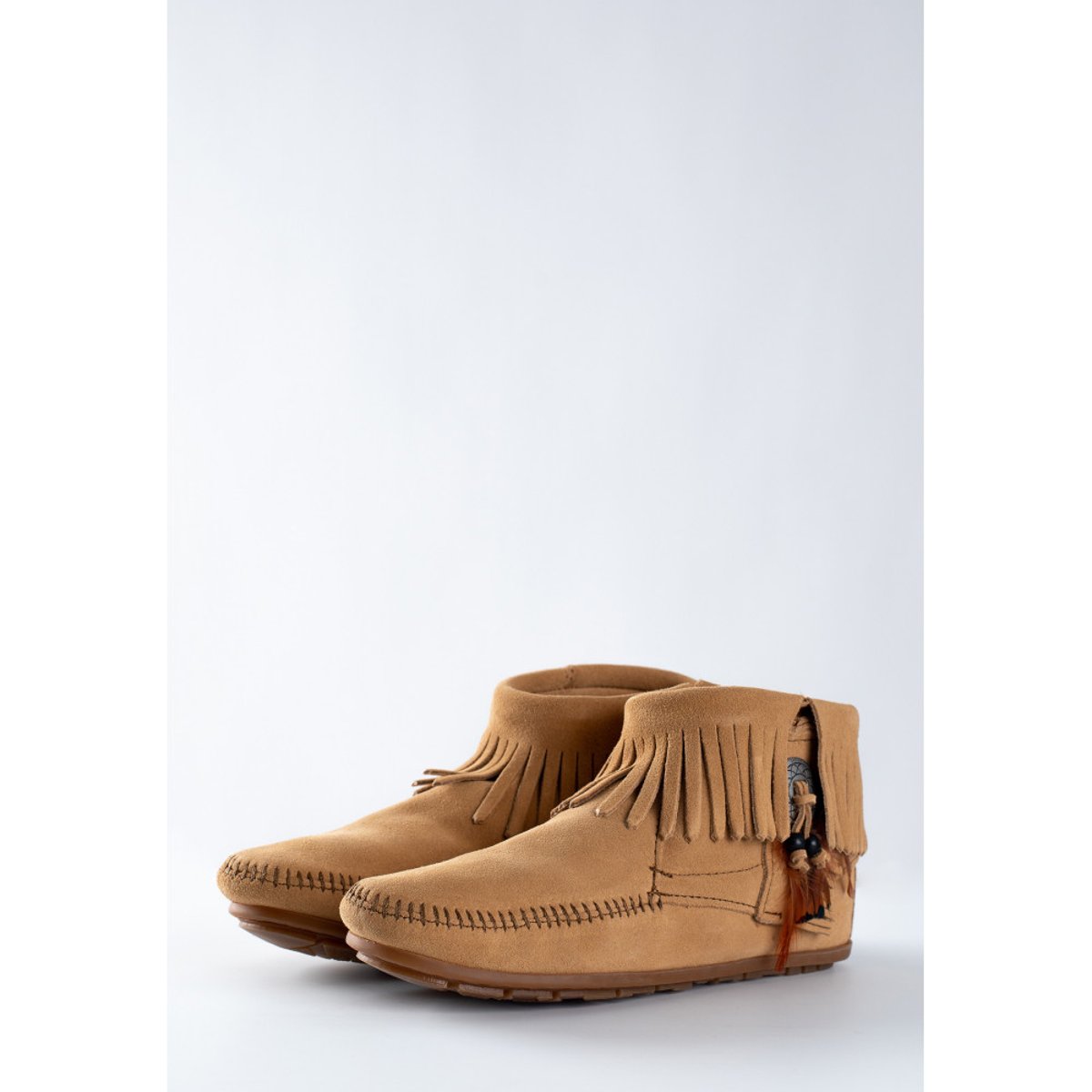 Bottines en daim avec plume CONCHO marron clair, MINNETONKA