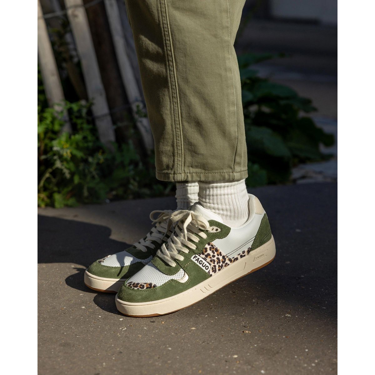 Baskets basses cuir suede CEIBA kaki et léopard, FAGUO