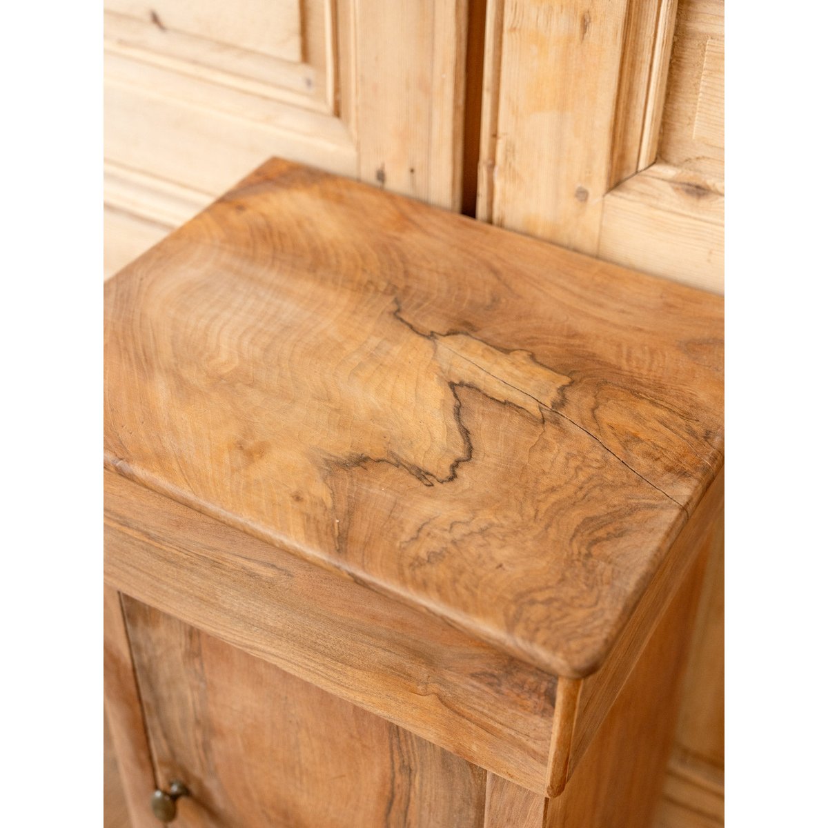 Meuble d'appoint en noyer Gilbert N°1741 - Bon état bois foncé, DEBONGOUT