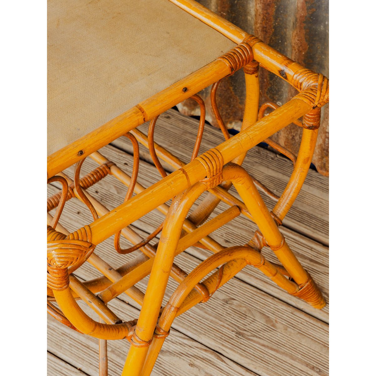 Table basse avec porte-revues en rotin Léonie N°1605 - Bon état bois clair, DEBONGOUT