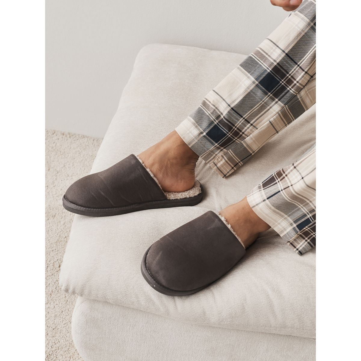 Chaussons mules en micro daim gris, NEXT