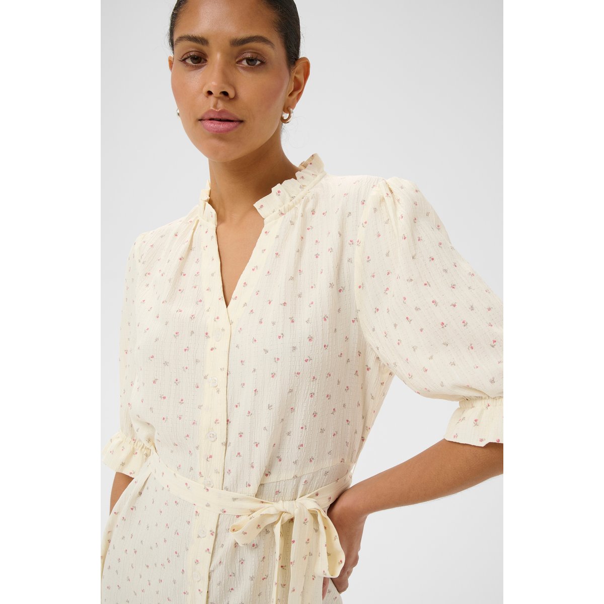 Robe blanc chalk w. pink roses, KAFFE