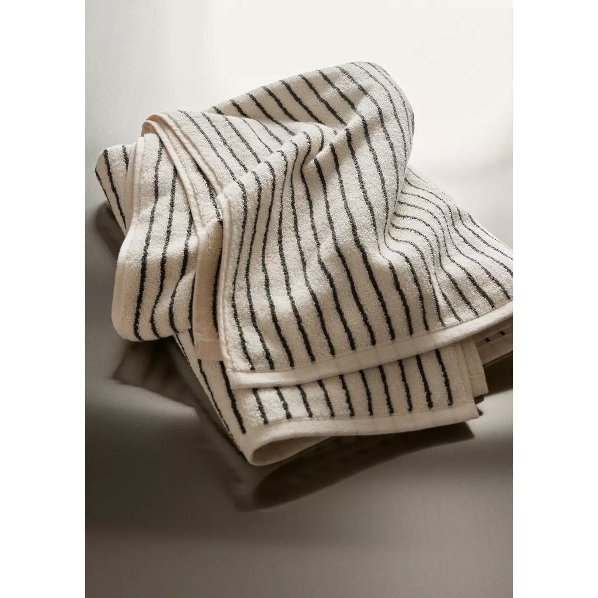 Drap de bain en coton à rayures bleu pétrole, MANGO HOME