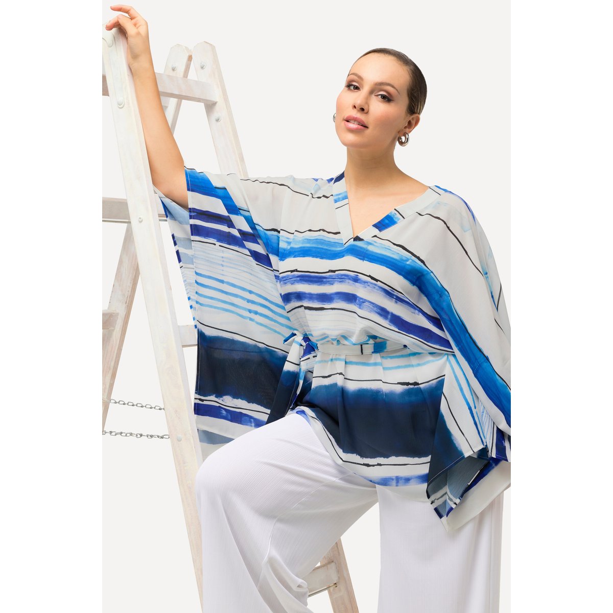 Tunique en mousseline oversized. Décolleté marine, ULLA POPKEN