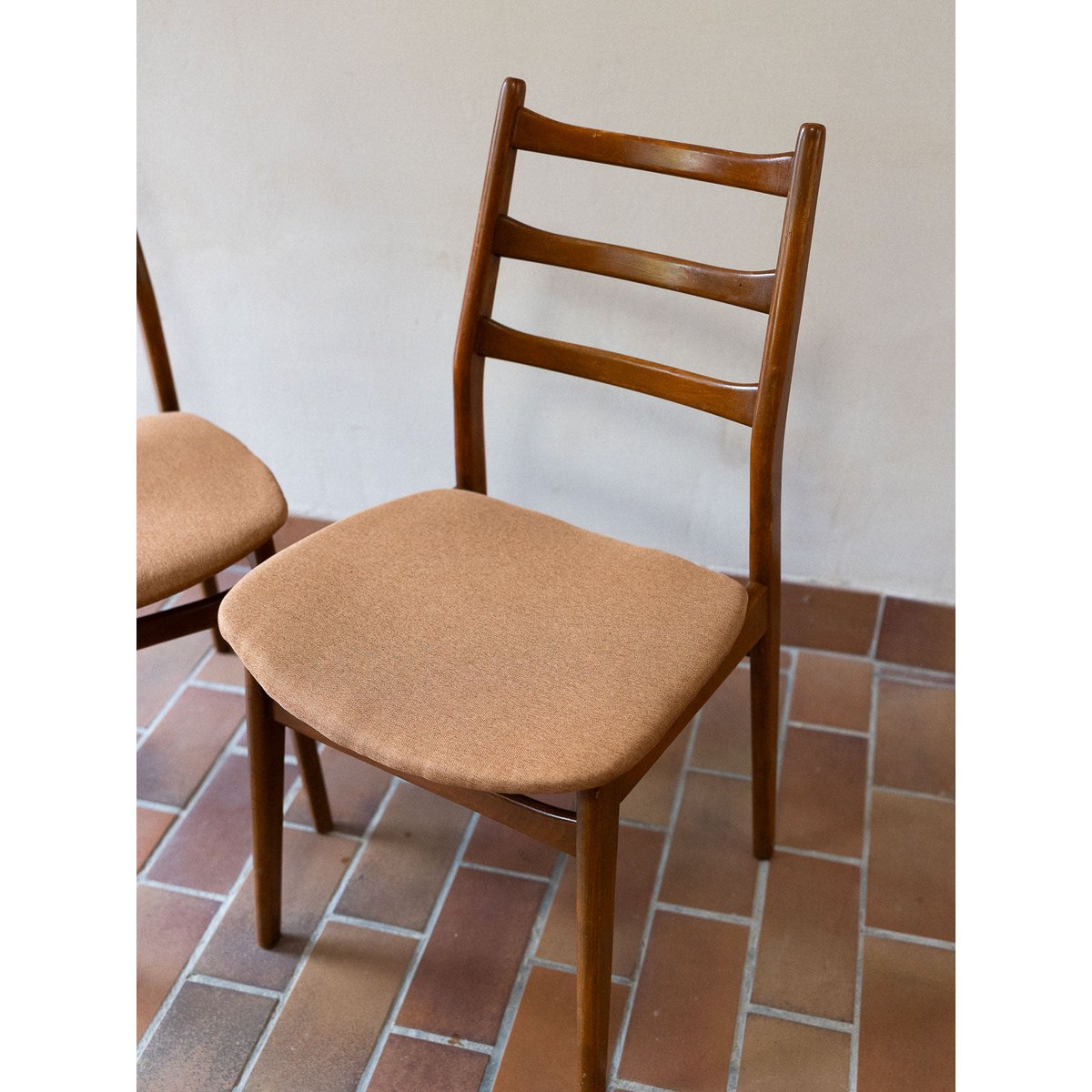 Paire de chaises scandinaves Alma N°1791 - Bon état bois foncé, DEBONGOUT