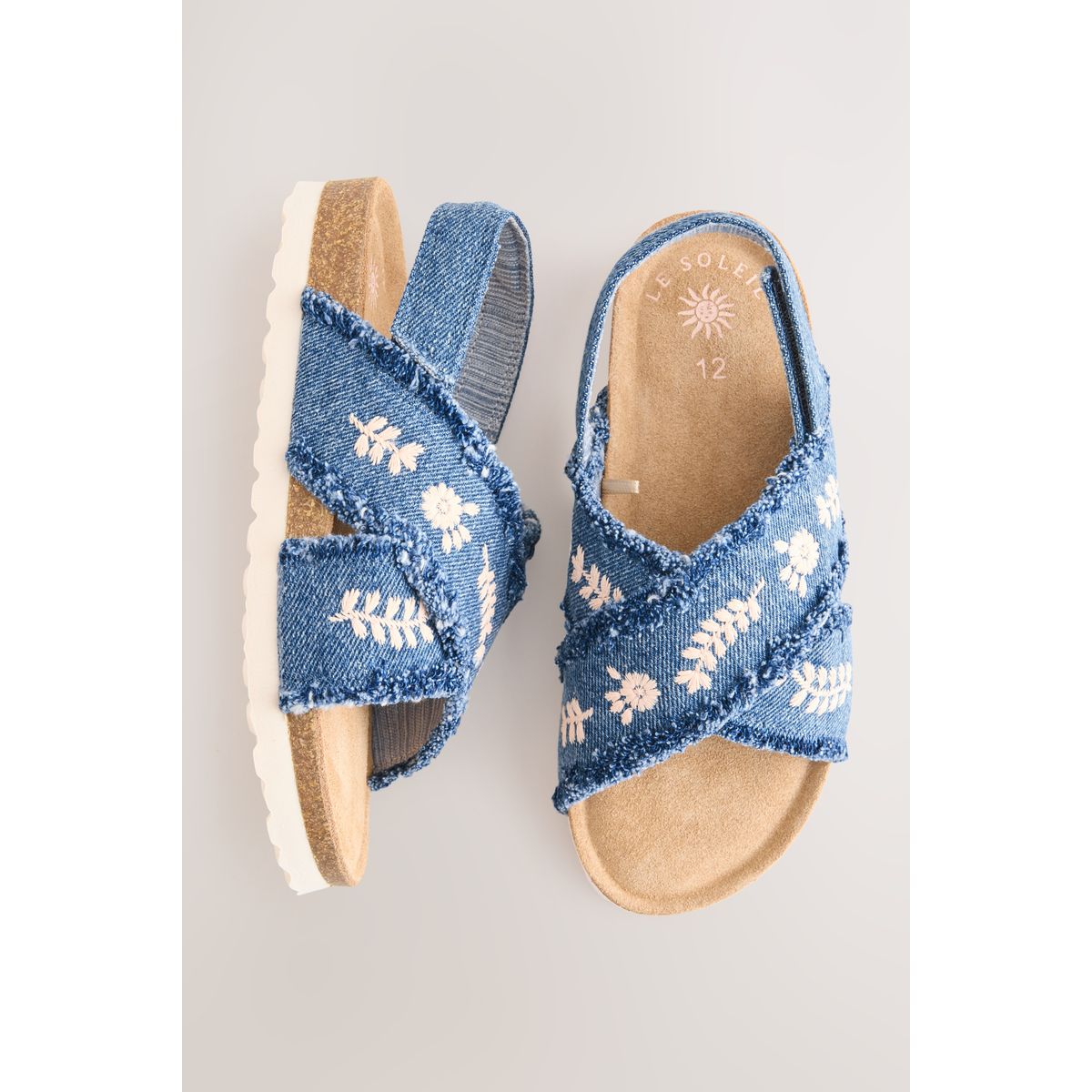 Sandales à enfiler avec semelle en liège denim brodé, NEXT