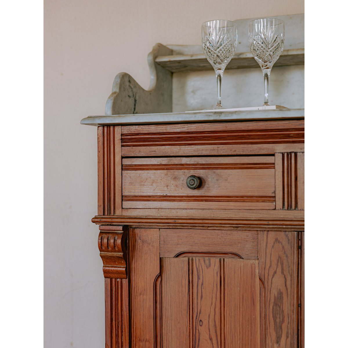 Buffet de rangement avec compartiment en marbre blanc Gilbert N°1714 - Bon état bois foncé, DEBONGOUT