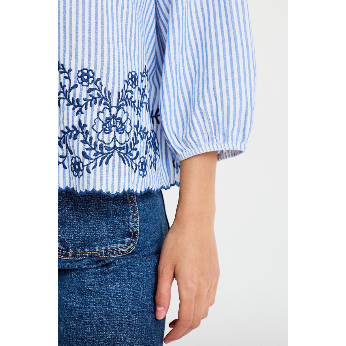 Blouse col v manches 3/4 brodée bleu marine, CACHE CACHE