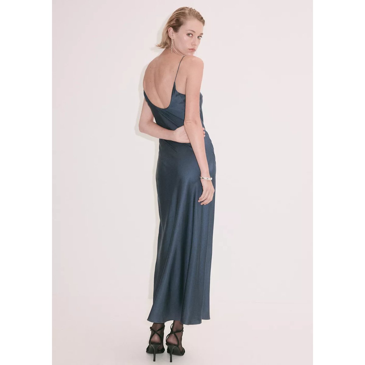 Robe satinée col V bleu, MANGO