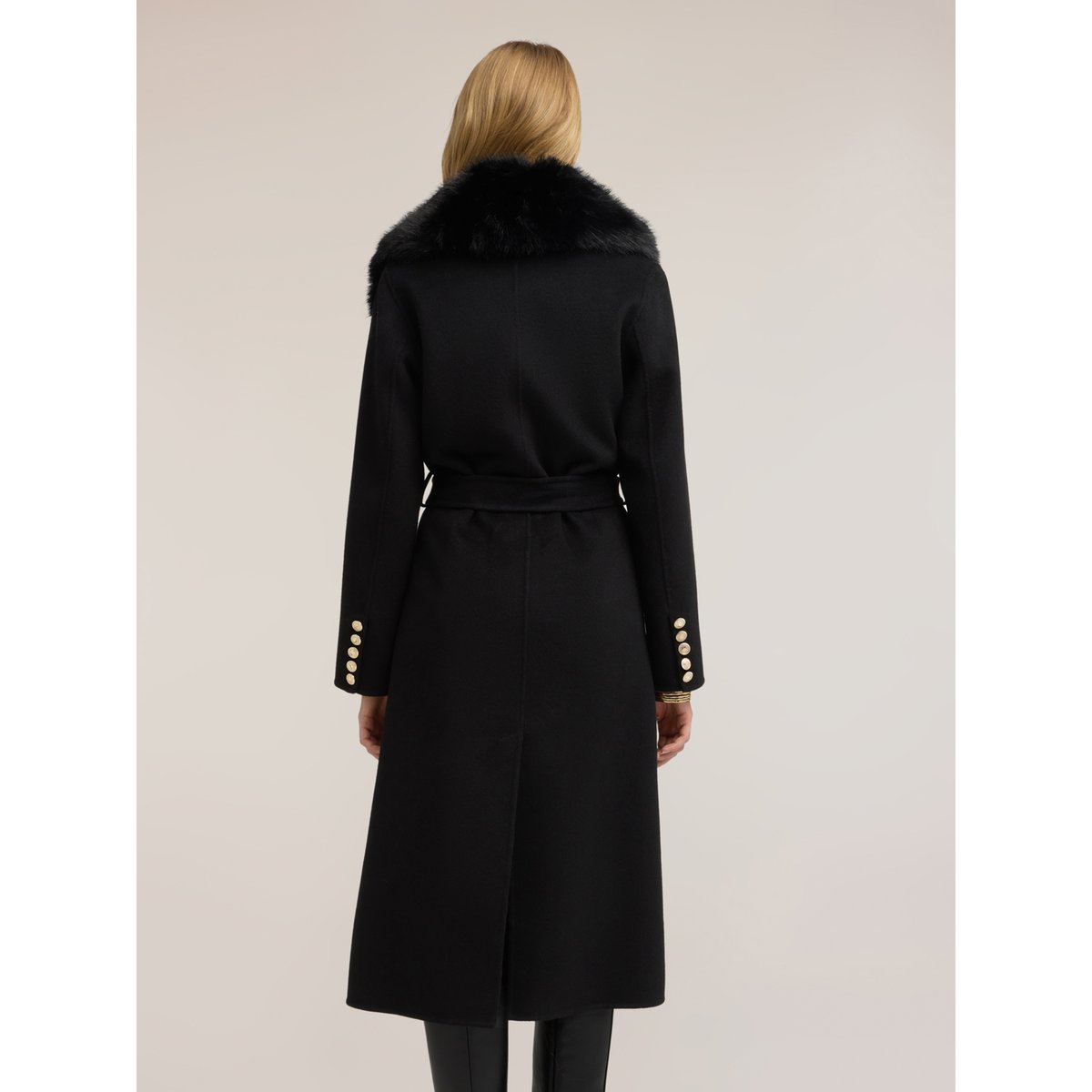 Manteau ceinturé noir, MOTIVI