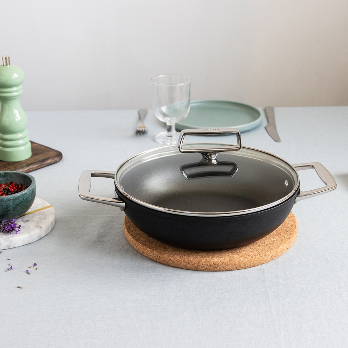 Sauteuse aluminium à anses fixes avec couvercle en verre CASTEL'PRO coloris unique, CRISTEL