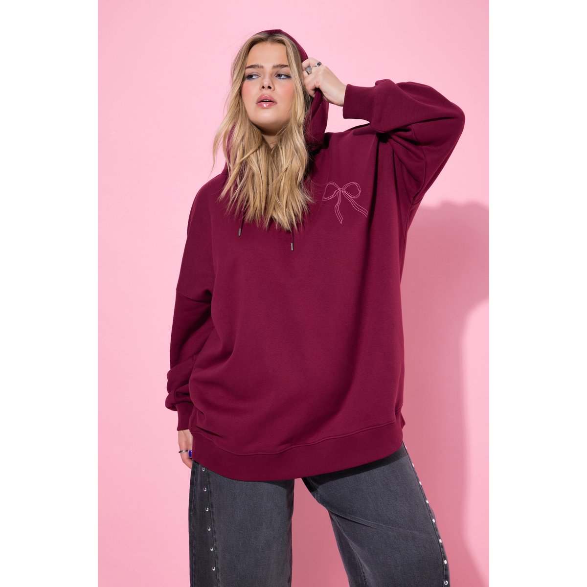 Sweat-shirt à capuche oversize, imprimé nœuds rouge vin, STUDIO UNTOLD