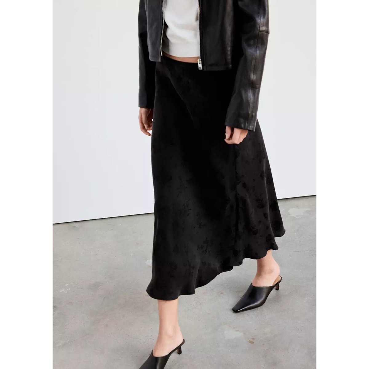 Jupe évasée en tissu devoré noir, MANGO