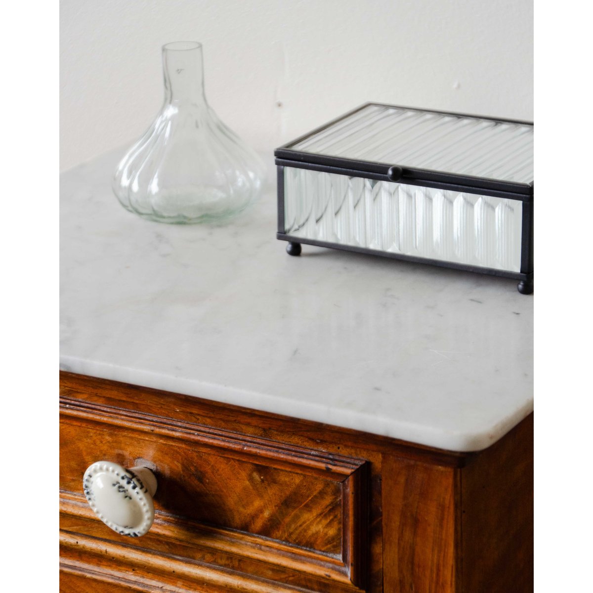 Table de chevet avec son plateau en marbre Odile N°1387 - Bon état bois foncé, DEBONGOUT