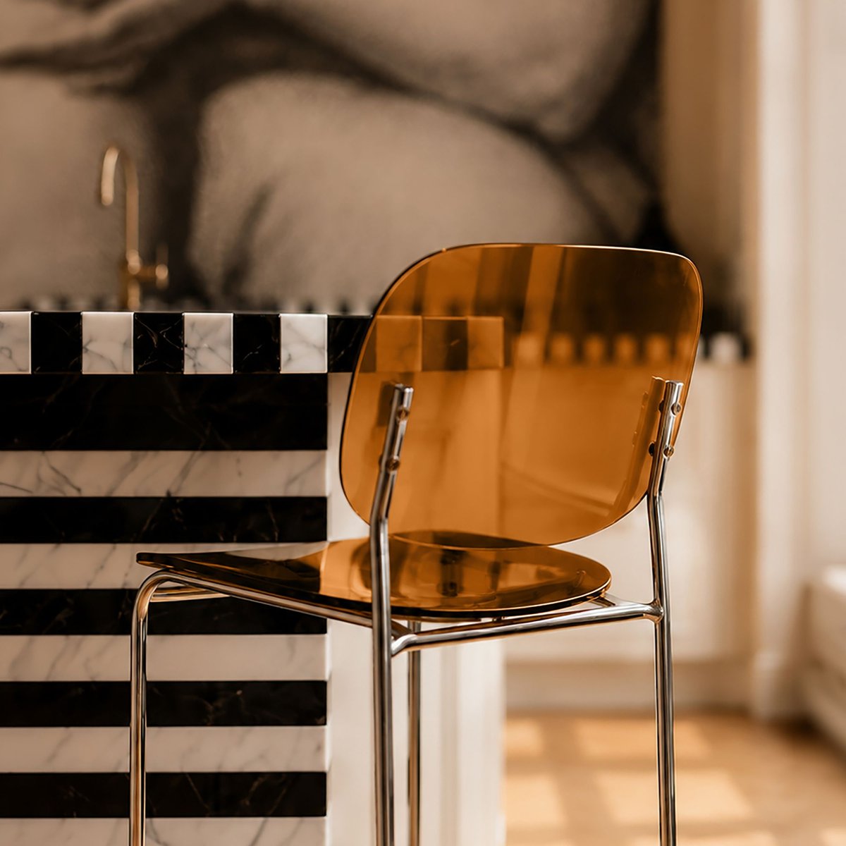 Lot de 2 chaises de bar en métal et résine acrylique, GLAM ambre, NOW'S HOME