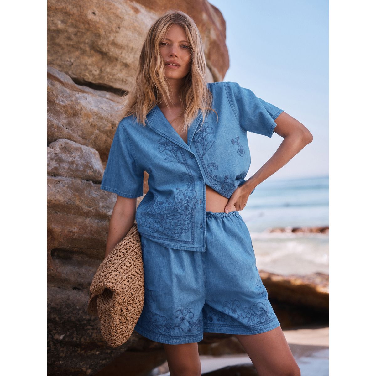 Short à enfiler en denim brodé bleu moyen, NEXT