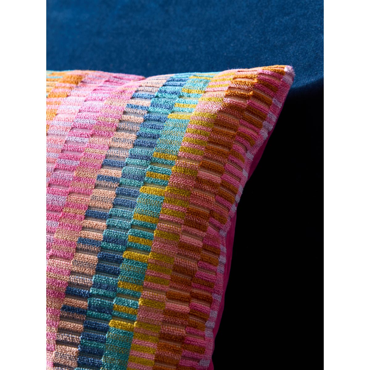 Coussin à rayures rio en velours coupé multi-lumineux, NEXT