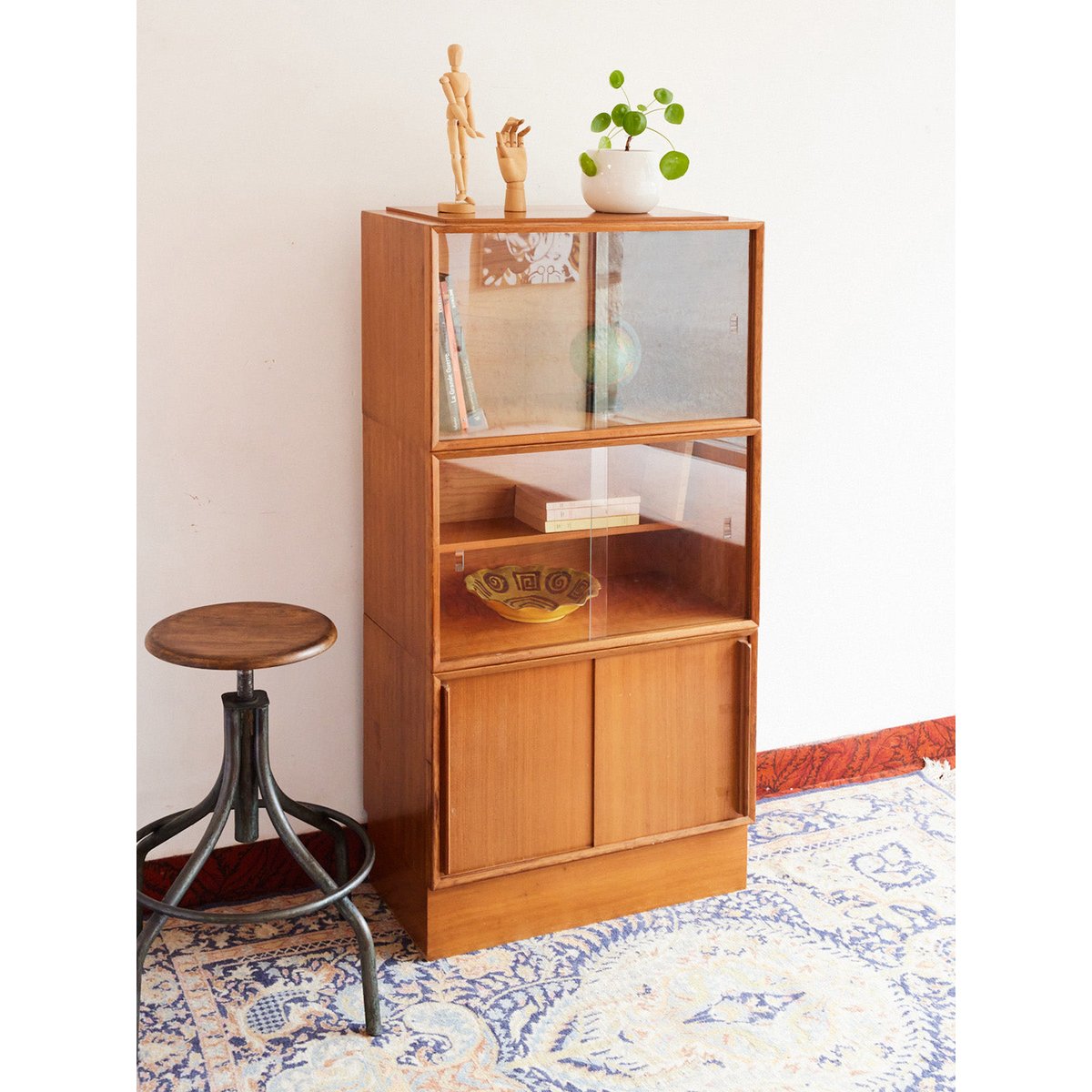 Vitrine en bois Victoria N°1360 - Bon état bois clair, DEBONGOUT