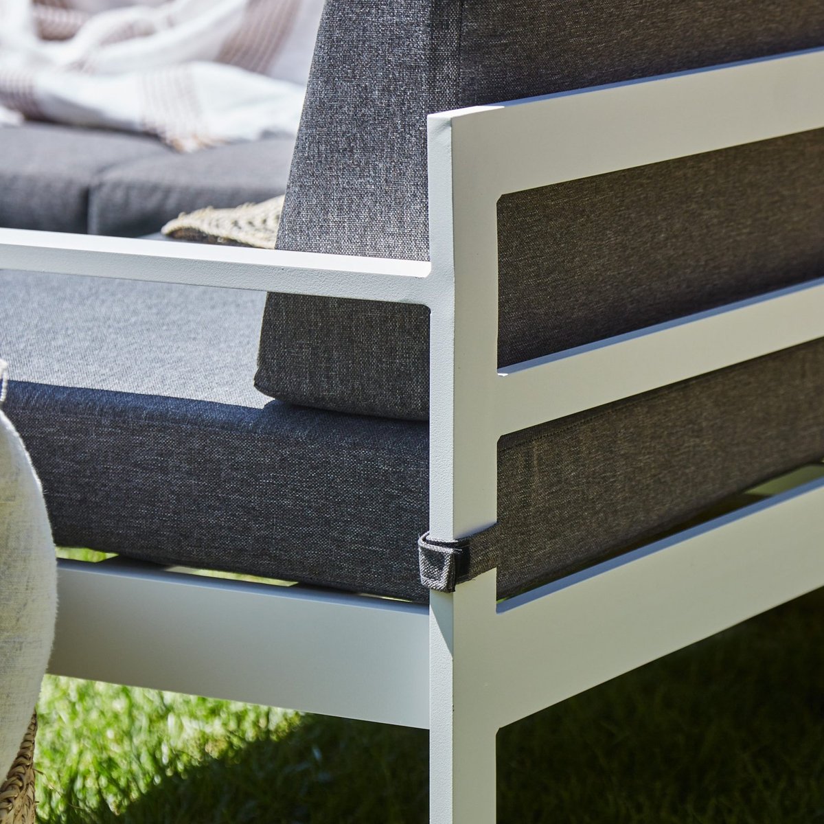 Salon de jardin 5 places, angle, TOKYO blanc, coussin gris foncé, DEFORA HOME