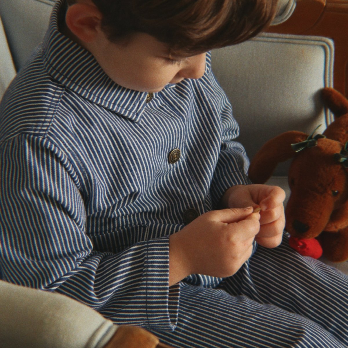 Peluche chien et son panier marron, rouge, écru, KONGES SLOJD