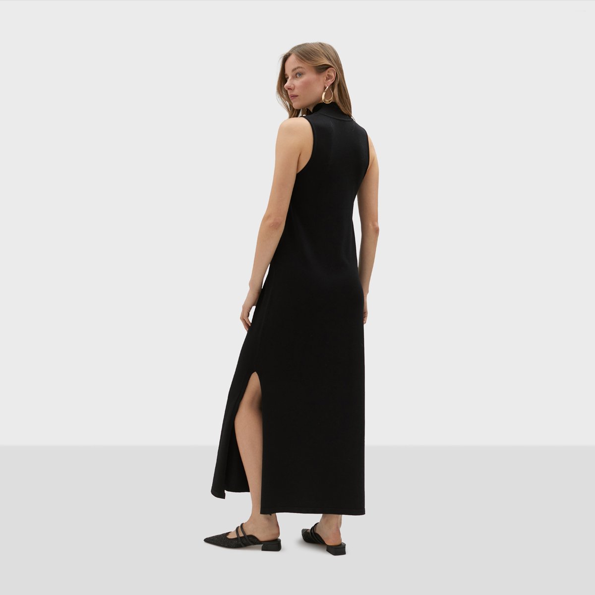 Robe longue sans manches avec clous décoratifs sur le devant noir, LOLA CASADEMUNT