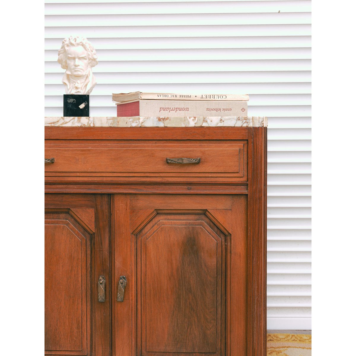 Buffet en noyer et marbre Gilbert N°1785 - Bon état marron, DEBONGOUT